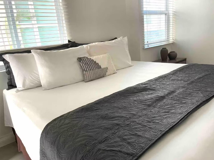 Others 3, Modern 1BR Condo in Kingston