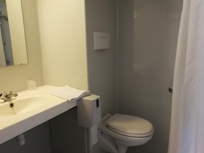 Bathroom 5, Premiere Classe Angers Ouest - Beaucouzé, Maine-et-Loire