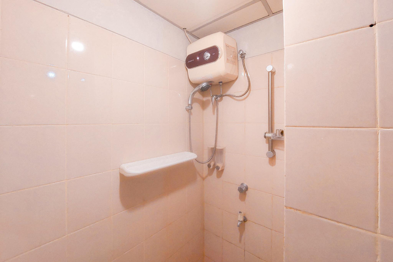 Bathroom 3, Simple Studio at Serpong Greenview Apt By Travelio, Tangerang Selatan