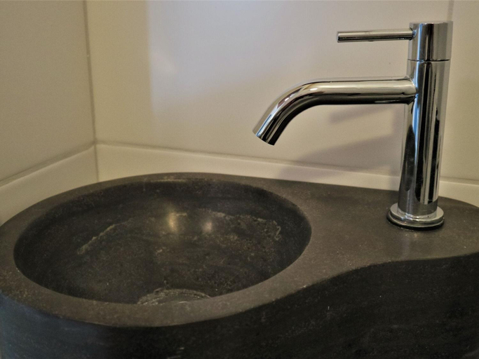 Bathroom 3, Apartment in Giethoorn by Scenic Canals, Steenwijkerland