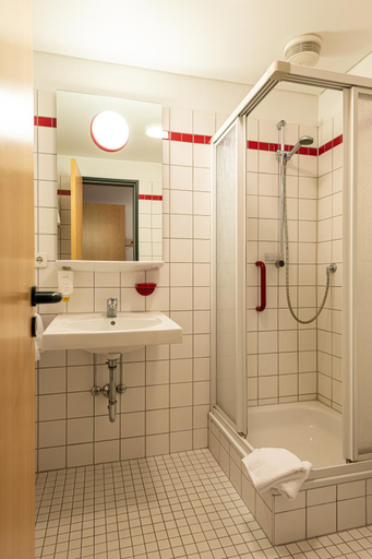 Bathroom 2, Roncalli-Haus Magdeburg - Tagungs-und Seminarhaus, Magdeburg