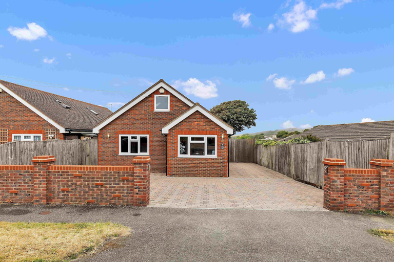Room 4, Sea Downs House With Free Parking By My Getaways, East Sussex