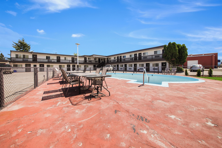 Exterior & Views 2, Motel 6 Cranbrook, BC, East Kootenay