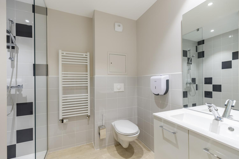 Bathroom 2, Cap Mauriana, Jura