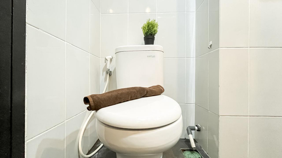 Bathroom 5, Studio Apartment at Casa De Parco near ICE BSD By Travelio, Tangerang