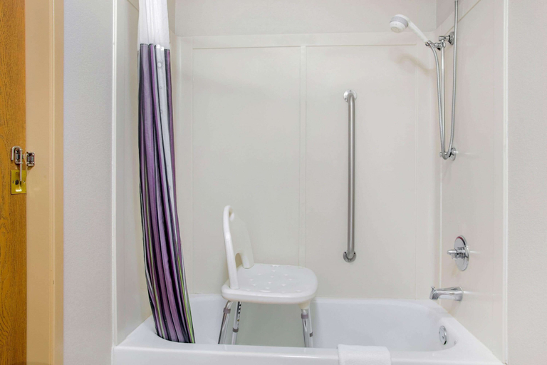 Bathroom 5, La Quinta Inn & Suites by Wyndham Springfield South, Greene
