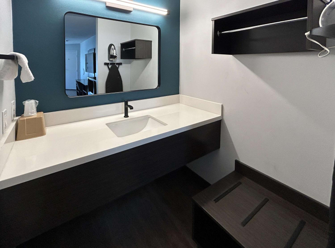 Bathroom 1, Studio 6 Suites Gardena, CA, Los Angeles