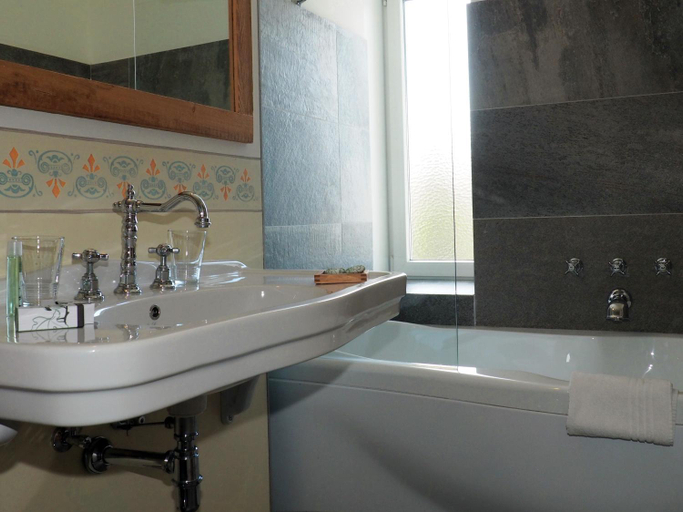 Bathroom 4, Maloja Palace Apartments, Maloja