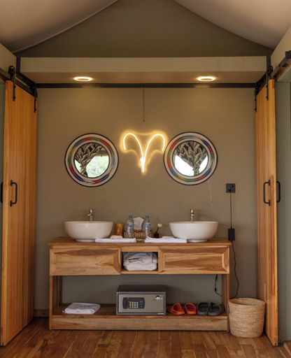 Bathroom 4, Malaika Mara River Luxury Camp, Serengeti