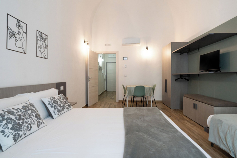 Bedroom 3, Nicolaus 204 - Brown & Grey Rooms by Wonderful Italy, Bari