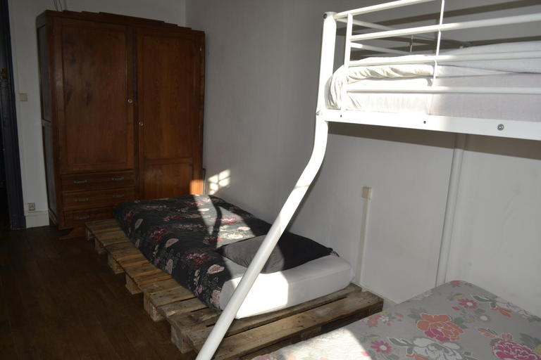 Bedroom 3, Grande chambre avec 4 lits pour 4 a 5 personnes, Deux-Sèvres