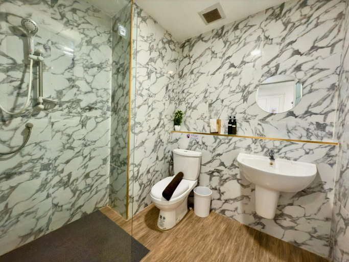 Bathroom 4, Breezewood Bangkok Hotel, Chatuchak
