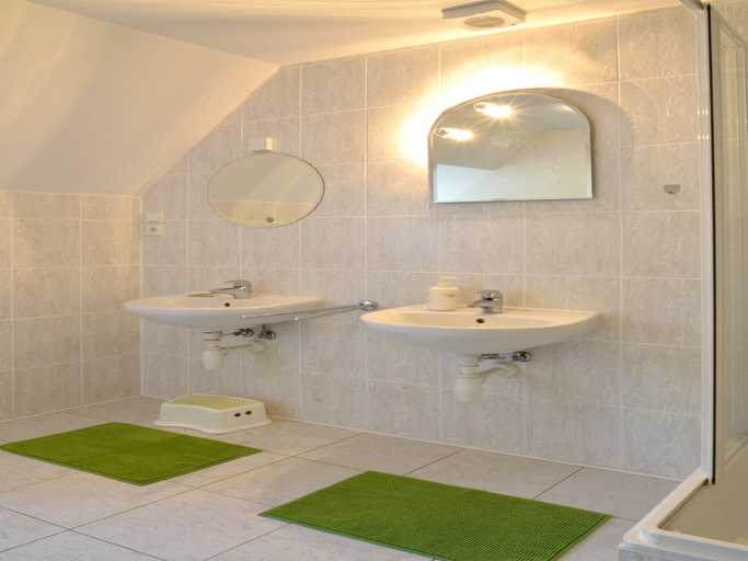 Bathroom 2, Stupna Holiday Home with Garden, Trutnov