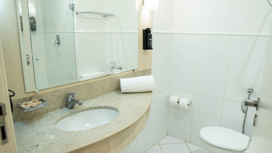 Bathroom 5, Ibis Styles Macaé, Macaé