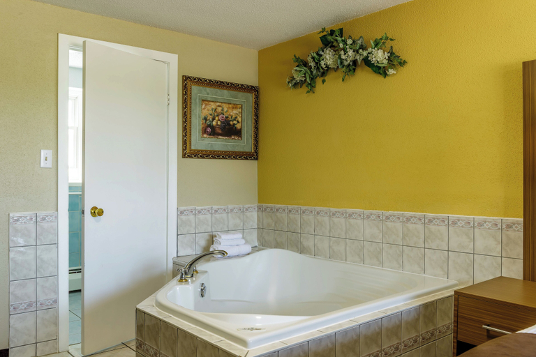 Bathroom 4, Motel 6 Campbellford, ON, Northumberland