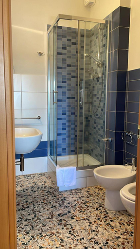 Bathroom 4, La Locomotiva Rooms, Ancona