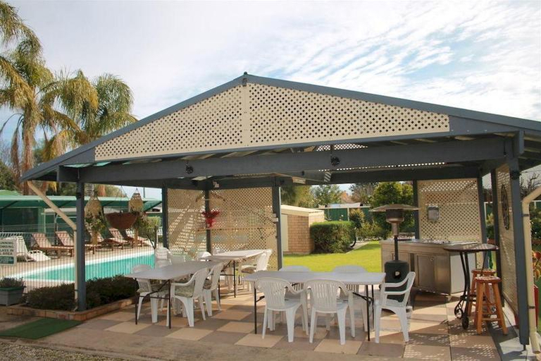 Food & Drinks, Lone Pine Motel, Corowa
