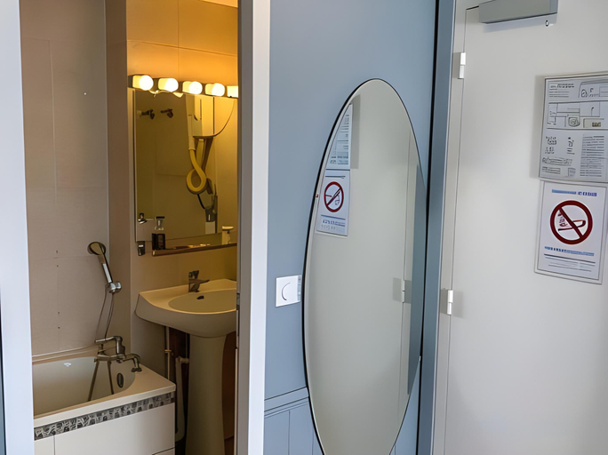 Bathroom 4, Hotel Apollo Opera, Paris