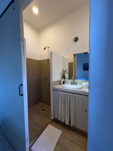 Bathroom 3, blue BOCANA, Dist. Pochutla