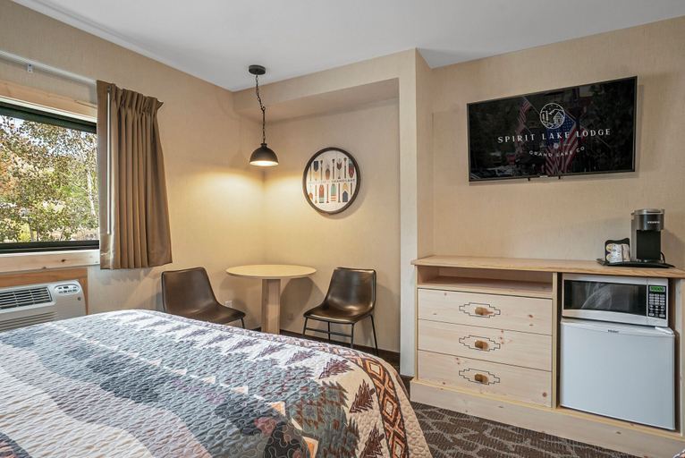 Bedroom 3, Spirit Lake Lodge, Grand