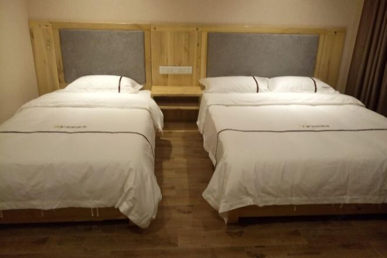 Room 5, Heyue Hotel, Zhangye