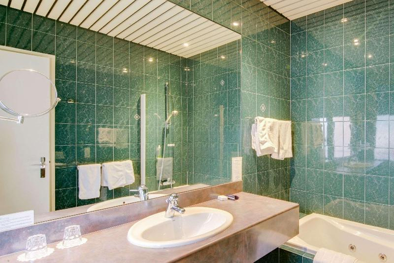 Bathroom 4, Brit Hotel Privilege Le Royal - Centre Gare, Aube