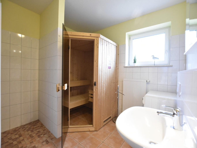 Bathroom 2, Zimmer-Ferienunterkunft in Zierow mit Garten, Nordwestmecklenburg