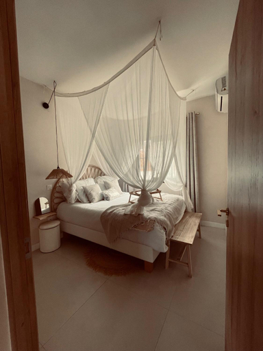 Others 3, L'essentiel Home By Chloe, La Possession