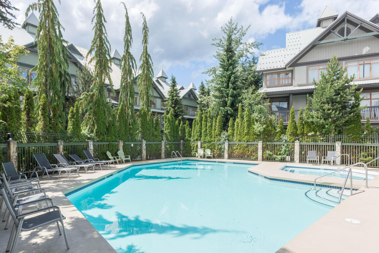 Others 5, Bright and Clean, Walk Everywhere, Shared Pool and Hot Tub, Squamish-Lillooet