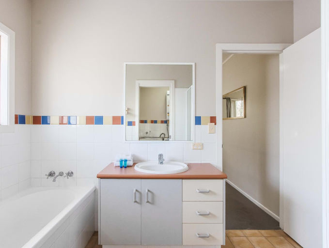 Bathroom 4, Hastings Cove Holiday Apartments, Tweed - Tweed Coast