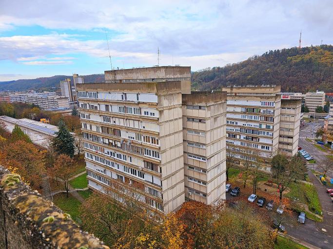 Exterior & Views