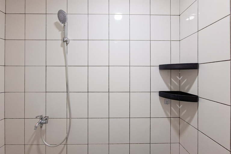 Bathroom 5, Comfortable Studio Room at Sudimara Forestwalk Apartment By Travelio, Tangerang Selatan