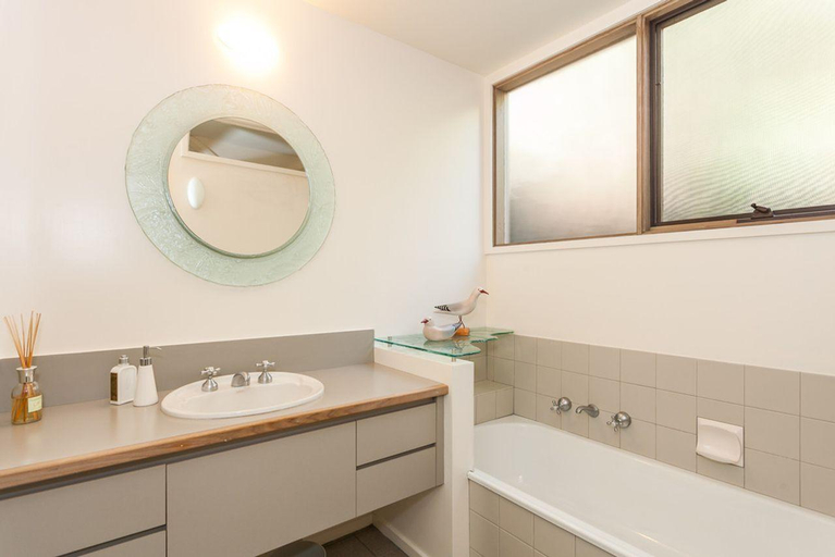 Bathroom, Top Deck, Surf Coast - West