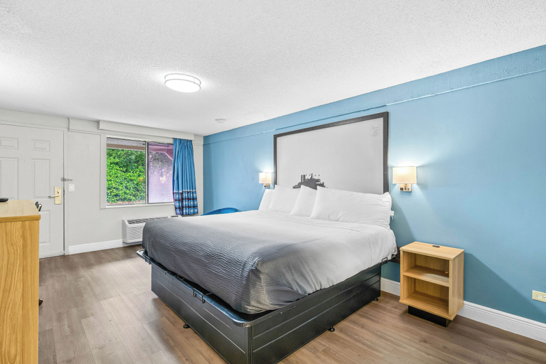 Bedroom 3, Super 8 by Wyndham Lantana West Palm Beach, Palm Beach