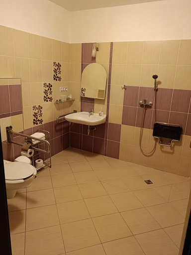 Facilities 5, Toscca, Praha - východ