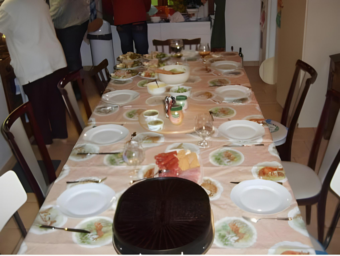 Food & Drinks, Comfortable holiday home with spacious garden, Allier