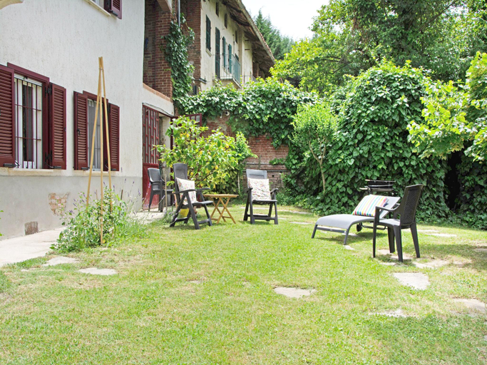 Others 4, Apartment in Casale with Panoramic Vineyard Views, Asti
