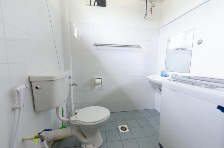 Bathroom 2, Poni Homestay, Serasa