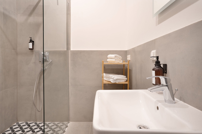 Bathroom 3, Zentrale Apartments I home2share, Halle (Saale)
