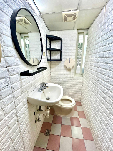 Bathroom 4, Triple Tiger Hostel, Taipei City
