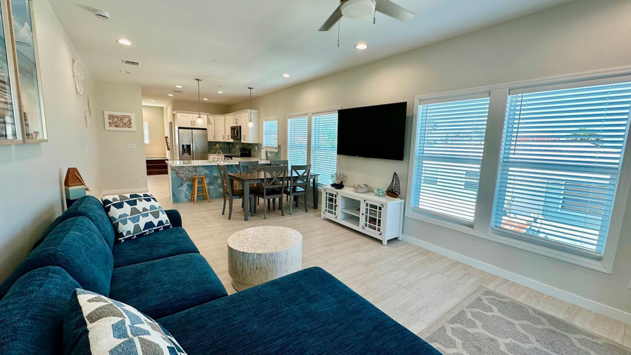 Room 5, Docked at Dakota Sunset - Mid Island Pool Home, Lee