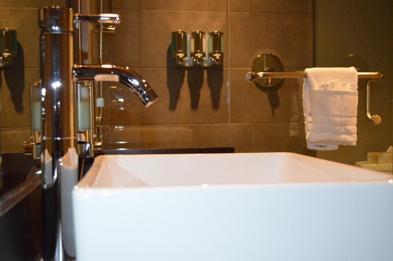 Bathroom 4, Hotel Baker, La Côte-de-Gaspé