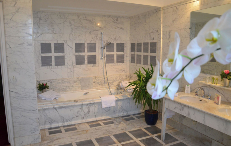 Bathroom 4, Château d'Artigny, Indre-et-Loire