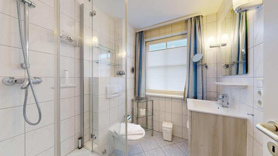 Shower 3, strandnahe FeWos mit Balkon, Villa Meernixe, Binz, Vorpommern-Rügen