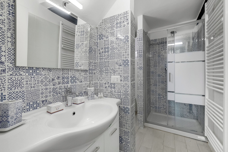 Bathroom 5, Iris Apartment, Varese