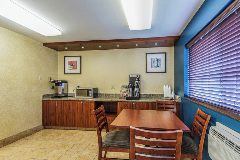 Food & Drinks 5, Motel 6 Green Bay, WI - Lambeau, Brown