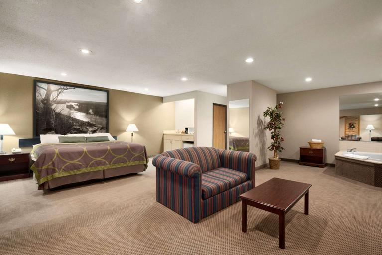 Bedroom 3, Super 8 by Wyndham Green Bay I-43 Bus. Park, Brown