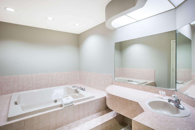 Bathroom 4, Super 8 By Wyndham Oxford, Lafayette
