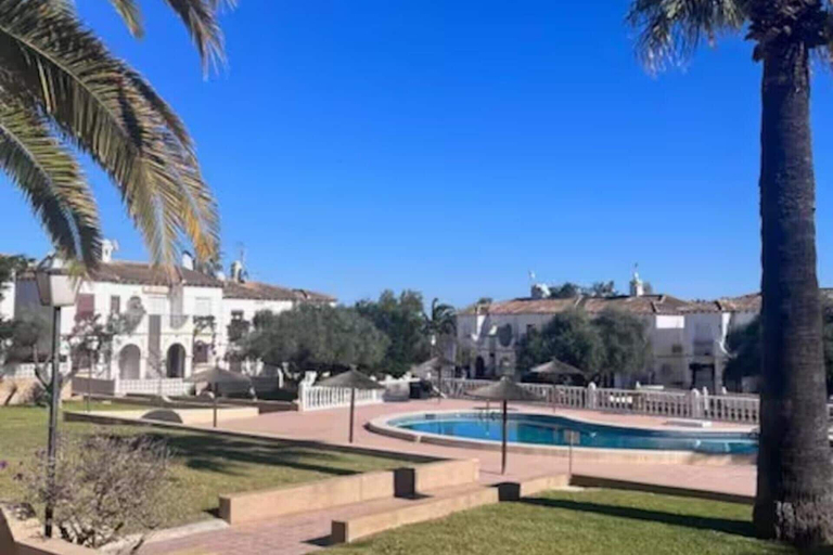 Pool, Sunny 1 Bedroom Apartment Retreat, Madrid