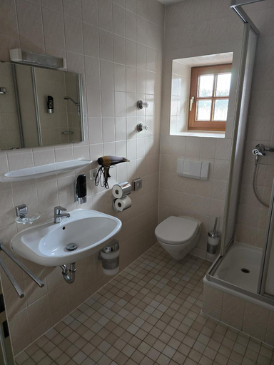 Bathroom 5, Gasthaus Kampenwand Bernau, Rosenheim